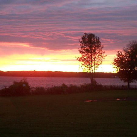 Creighton Manor Inn Bed & Breakfast Orillia Esterno foto