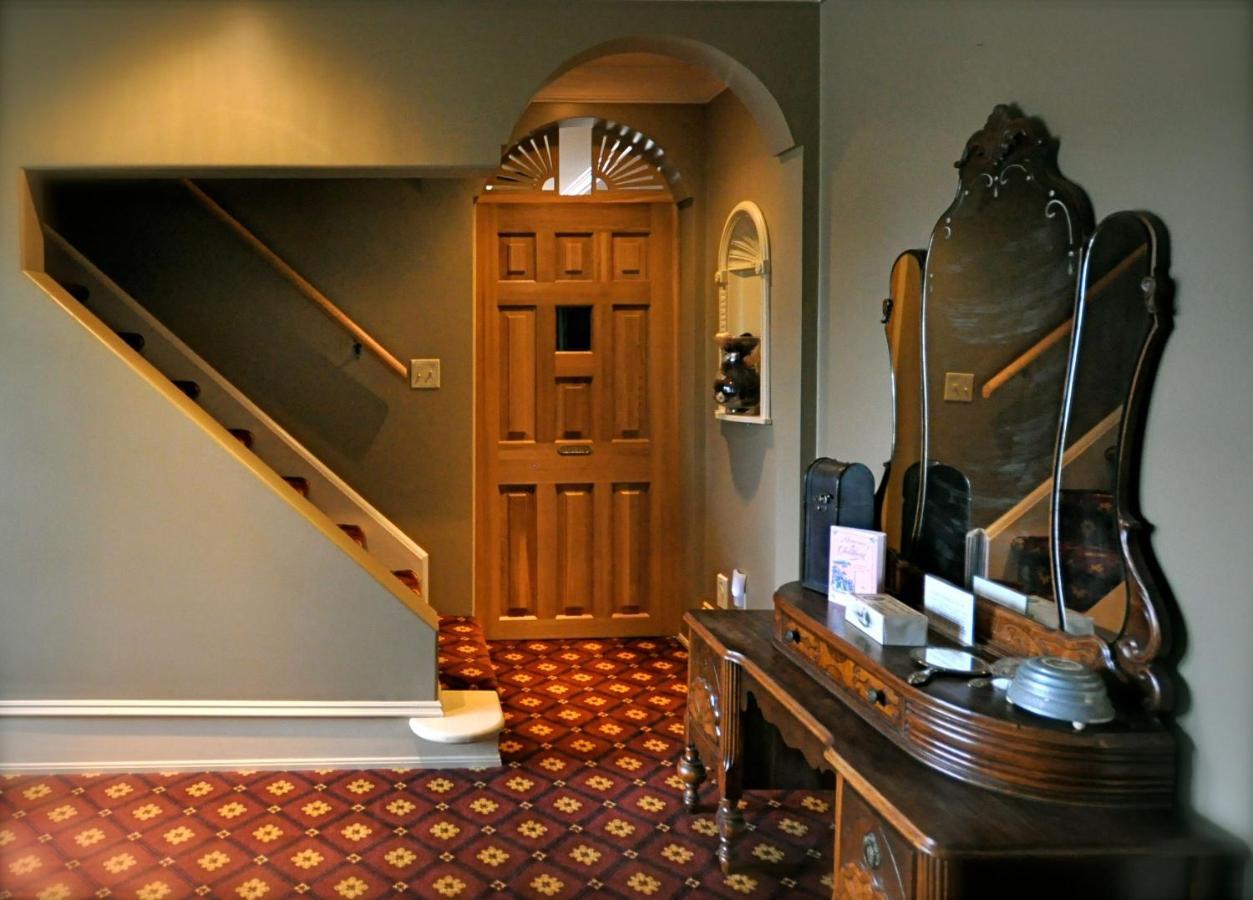 Creighton Manor Inn Bed & Breakfast Orillia Esterno foto