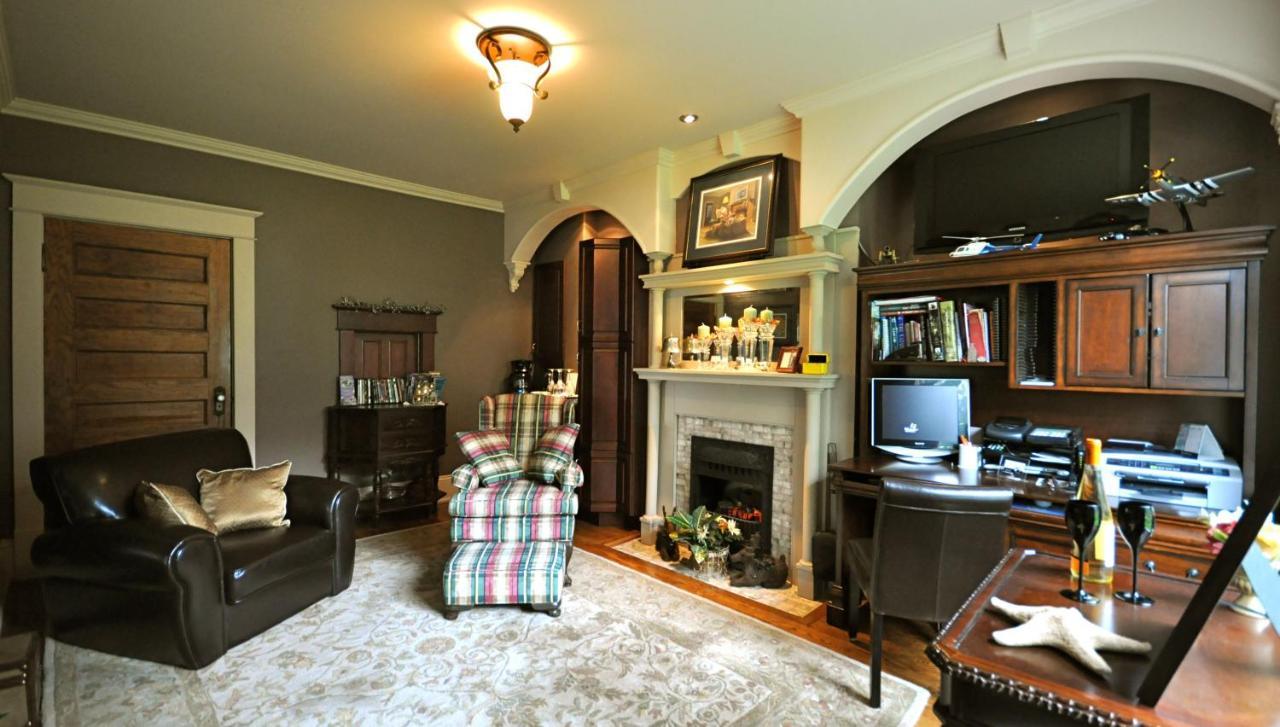 Creighton Manor Inn Bed & Breakfast Orillia Esterno foto