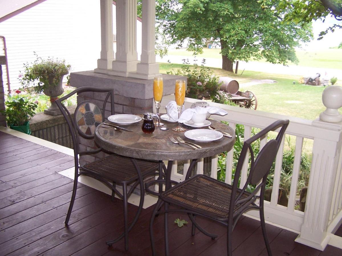 Creighton Manor Inn Bed & Breakfast Orillia Esterno foto