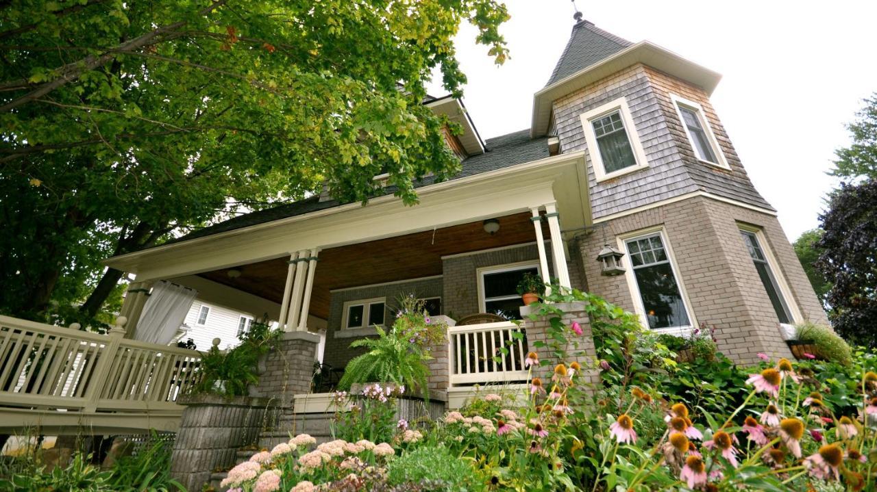 Creighton Manor Inn Bed & Breakfast Orillia Esterno foto