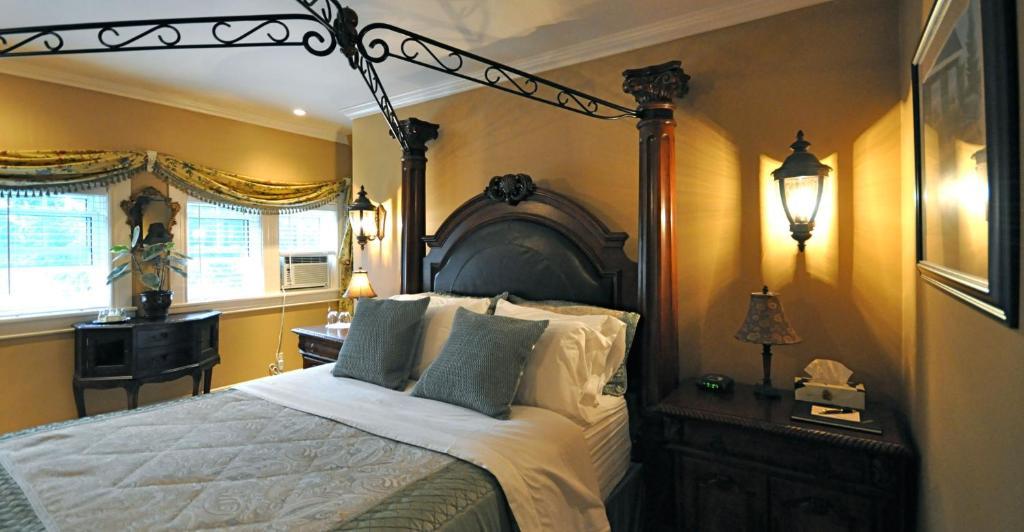 Creighton Manor Inn Bed & Breakfast Orillia Esterno foto