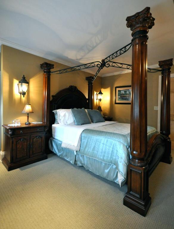 Creighton Manor Inn Bed & Breakfast Orillia Esterno foto