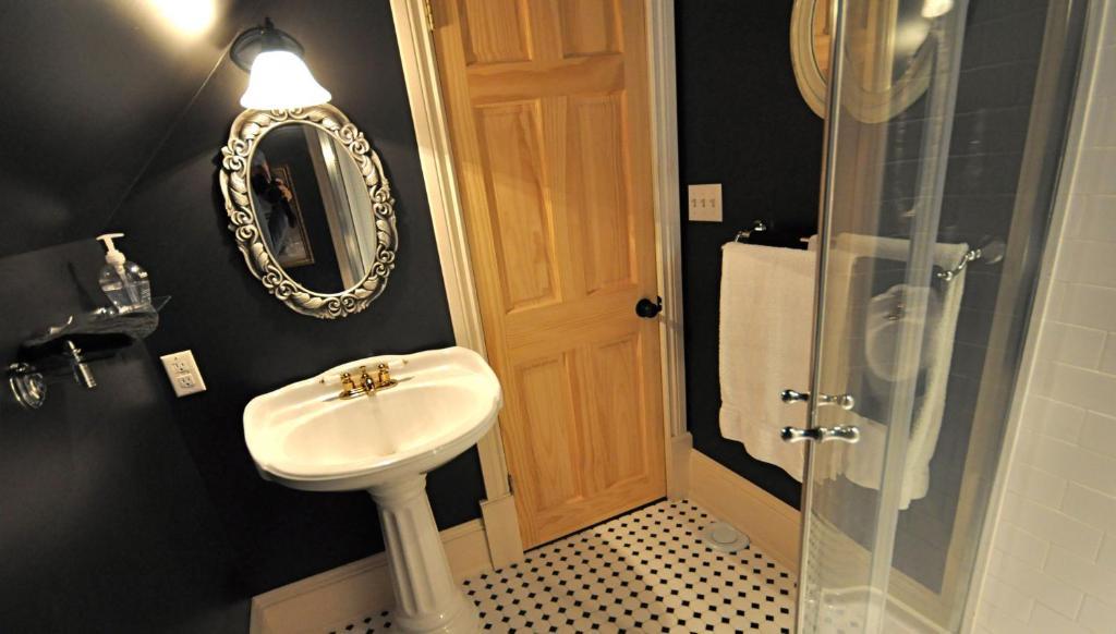 Creighton Manor Inn Bed & Breakfast Orillia Esterno foto