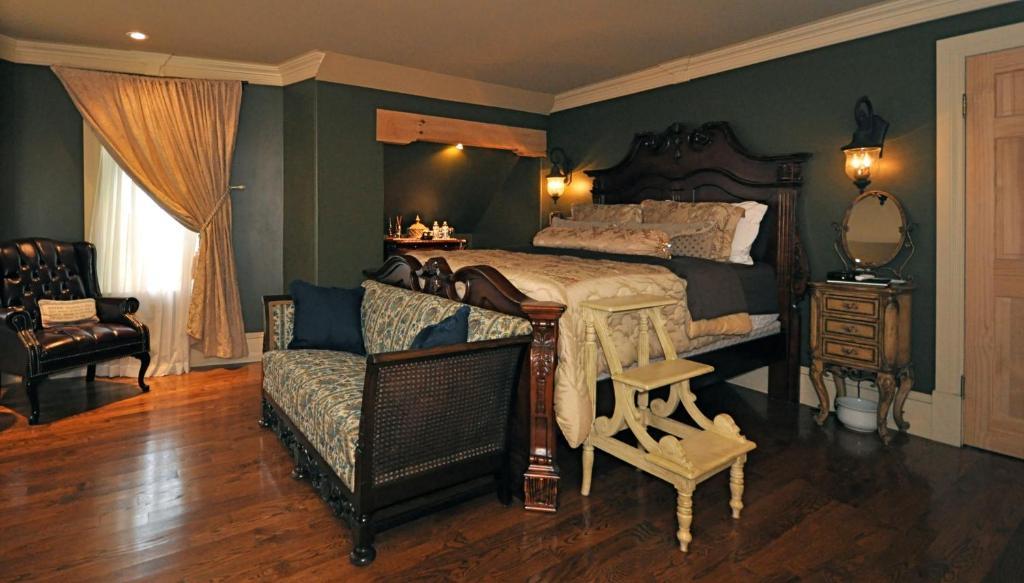 Creighton Manor Inn Bed & Breakfast Orillia Esterno foto